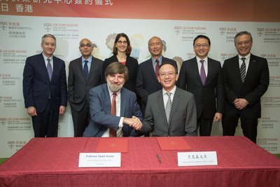 李惠森(右)及David Hunter(左)分別代表李錦記家族與哈佛大學陳曾熙公共衛生學院簽約(後排左至右:Michael Voligny, "Vish" Viswanath, Laura Kubzansky, 李惠民,李惠雄,李惠中) 李惠森(右)及David Hunter(左)分別代表李錦記家族與哈佛大學陳曾熙公共衛生學院簽約(後排左至右:Michael Voligny, "Vish" Viswanath, Laura Kubzansky, 李惠民,李惠雄,李惠中)