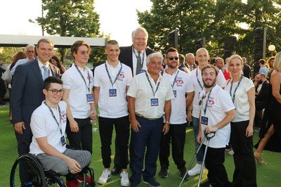 From left to right: Alberto Giovanni Aleotti (Member of the Board of Menarini) with Eric Cornut, (President of Menarini), Lucia Aleotti (Member of the Board of Menarini), with the Volpi Rosse Menarini (wheelchair basketball team who won the Award in 2016).